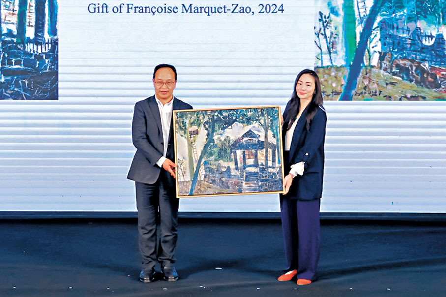 ●趙無極夫人、趙無極基金會主席弗朗索瓦茲·馬爾凱-趙（右）向中國美院捐贈212件趙無極作品。主辦方供圖