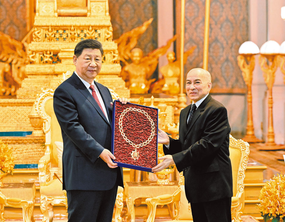 ●4月17日下午，柬埔寨國王西哈莫尼同中國國家主席習近平在金邊王宮舉行會見。這是西哈莫尼向習近平頒授「柬埔寨王國民族獨立大項鏈級勳章」。 新華社
