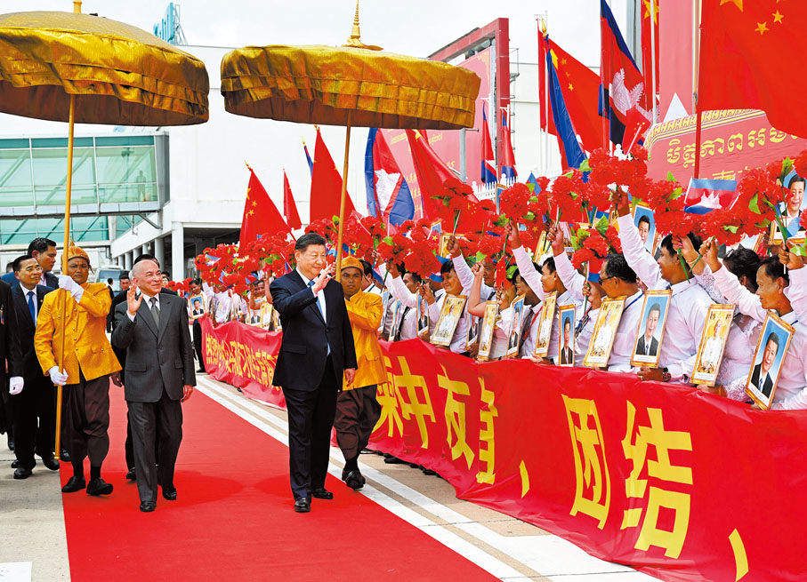●當地時間4月17日上午，國家主席習近平乘專機抵達金邊。這是習近平向歡迎人群揮手致意。 新華社