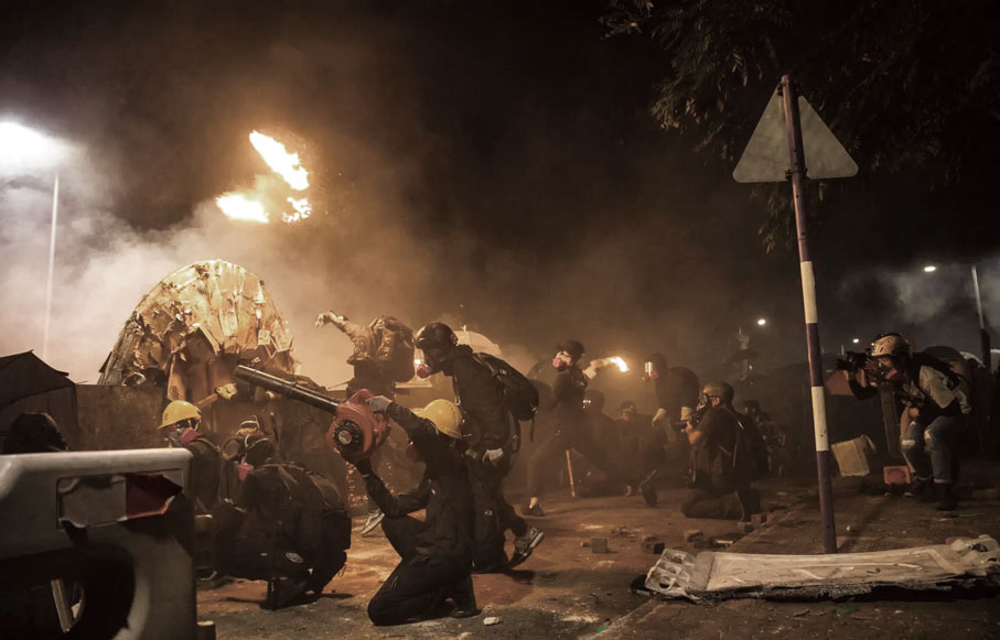 ●「黃圈」中不乏支持黑暴分子之人。圖為2019年黑暴分子佔據並破壞中大校園。 資料圖片