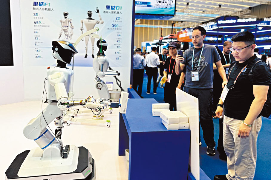 ●在廣州里工實業有限公司的展位，人形機器人正在展示工廠流水線上的搬運動作。香港文匯報記者李紫妍  攝