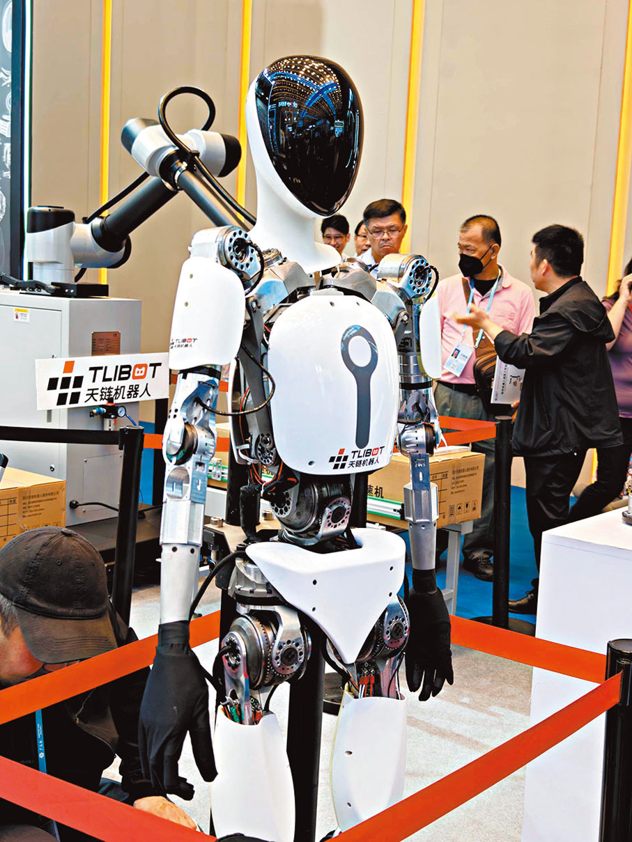 【天鏈T1Pro人形機器人】身高約1.6米，重量43公斤，全身自由關節71個，高度還原了人體結構，可以達到舞蹈演員的活動靈活度，適用於多種商用場景