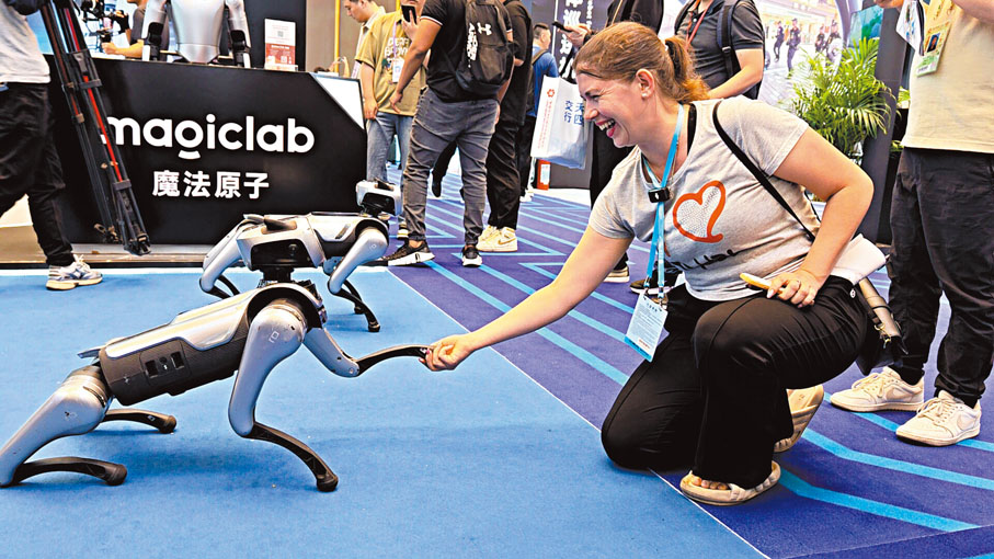 【魔法原子仿生四足機器狗】可模仿犬科動物動作，實現情感交互與多場景服務能力，靈活自適應平地、草地等多類地形；實時感知複雜環境，引導提醒視障人士進行避讓