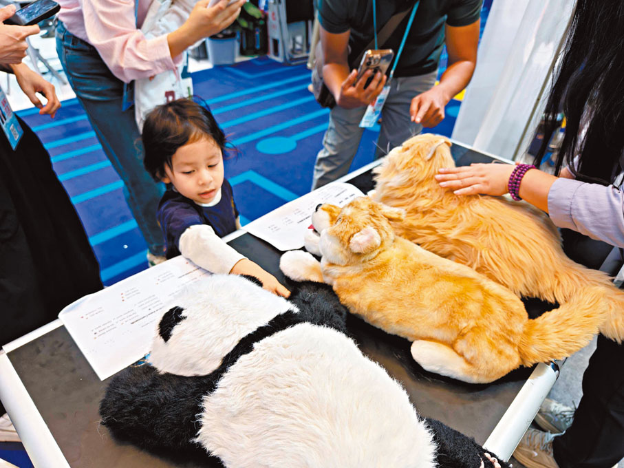 【大象機器人AI大模型仿生寵物】通過感知、識別用戶的觸摸、語音交互，實時給予真實靈動的反饋，滿足情感陪伴需求，尤其在孤獨症兒童的陪伴教育和阿爾茲海默症的老人康復陪護領域發揮作用