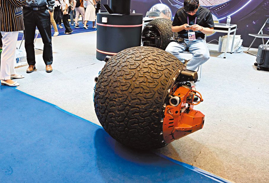 【邏騰科技察打一體球形巡邏機器人】可在非友好環境下長時間執行巡邏、監控、探測、救生、對抗、處置以及察打一體等多種任務的兩棲智能機器人，在民航機場等關鍵要害領域中被用於安全防範等日常業務的無人化替代