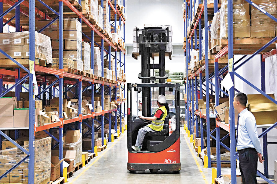 ●圖為工作人員在上海虹橋商務區保稅物流中心運輸跨境電商貨物。 資料圖片