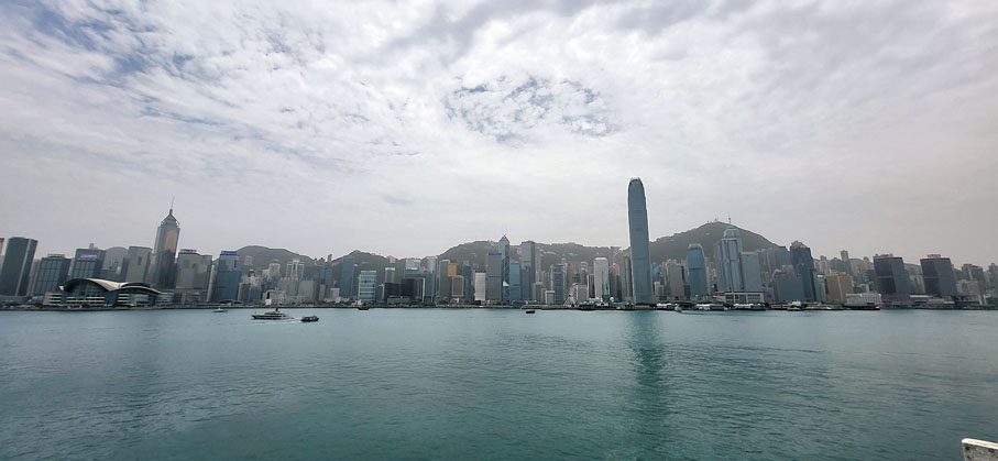 ●日前香港天氣極度乾燥，空氣污染嚴重，天色一片灰濛濛。  香港文匯報記者鄧偉明  攝