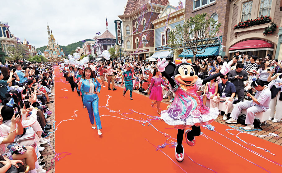 ●一眾迪士尼朋友以紅地氈派對迎香港迪士尼樂園20周年。 香港文匯報記者涂穴  攝