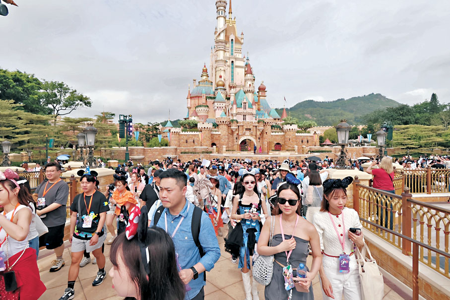 ●香港迪士尼昨日邀請來自世界各地的迪士尼「粉絲」等，率先預覽20周年奇妙派對部分活動。香港文匯報記者涂穴  攝
