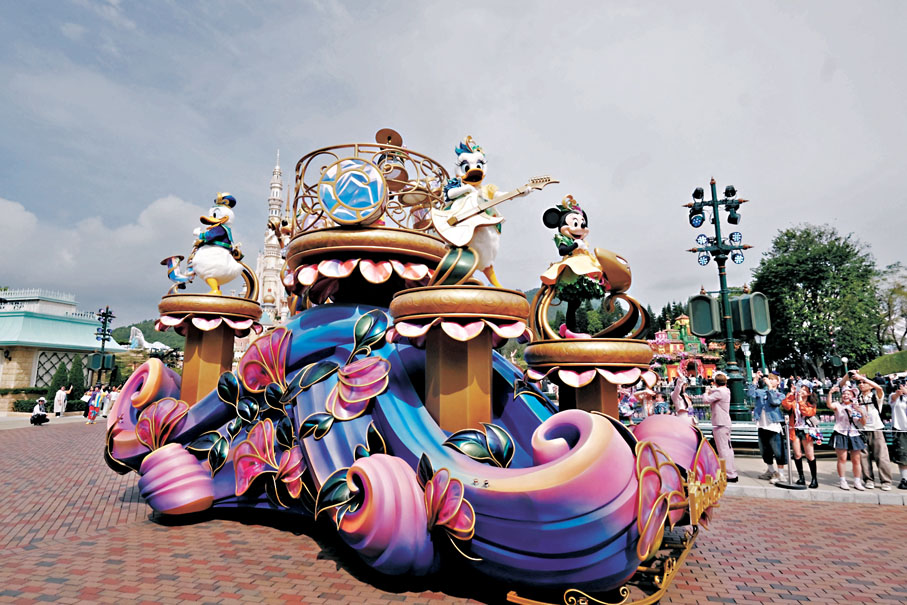 ●全新「迪士尼好友巡遊派對」歷時約30分鐘，將呈獻11架全新花車。香港文匯報記者涂穴  攝