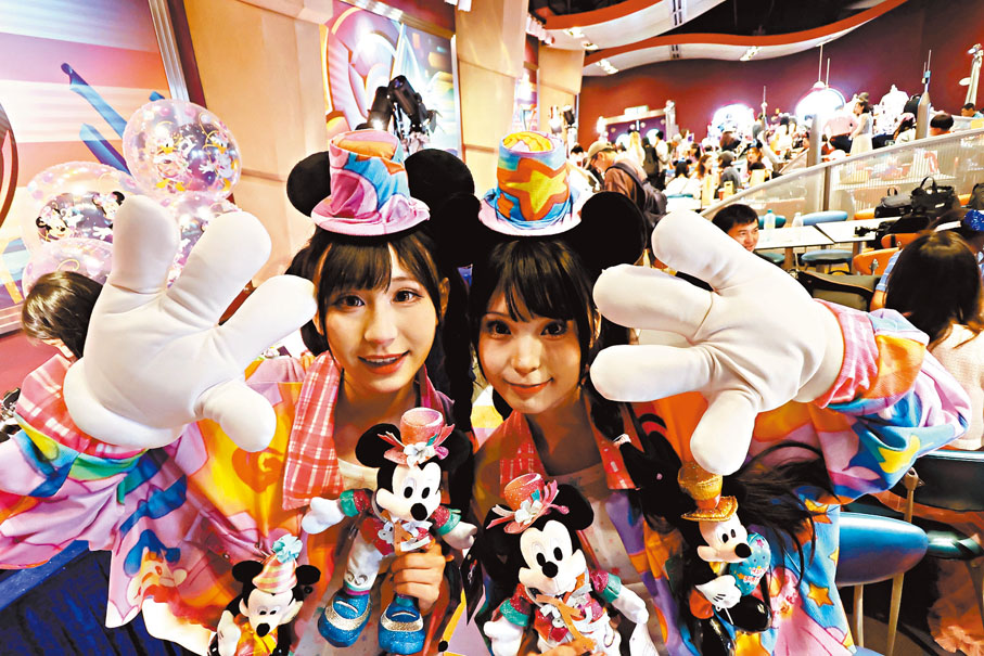 ●兩「粉絲」稱每年至少20次到香港迪士尼遊玩。左起：啾啾、阿丸。香港文匯報記者涂穴  攝