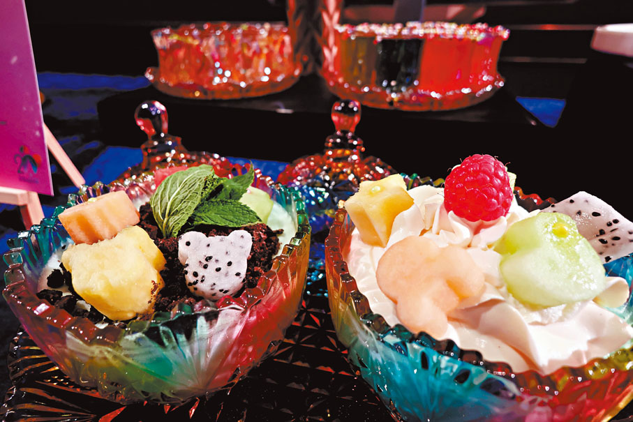 ●迪園酒店將推出20周年商品及逾80款主題美食飲品。 香港文匯報記者涂穴  攝