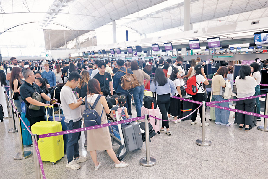 ●復活節長假期，入境處料604萬人次出入境。昨日機場人頭湧湧。 香港文匯報記者劉友光 攝