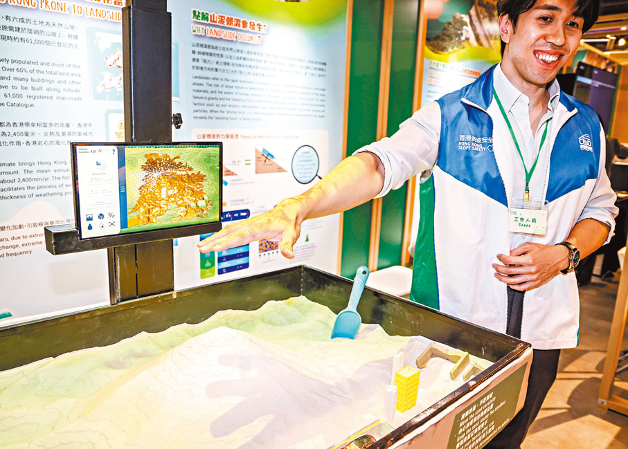 ●香港科學節的「科學市集」內，參加者可體驗在沙盤內尋找並發掘恐龍模型等，以了解考古工作細節。 香港中通社