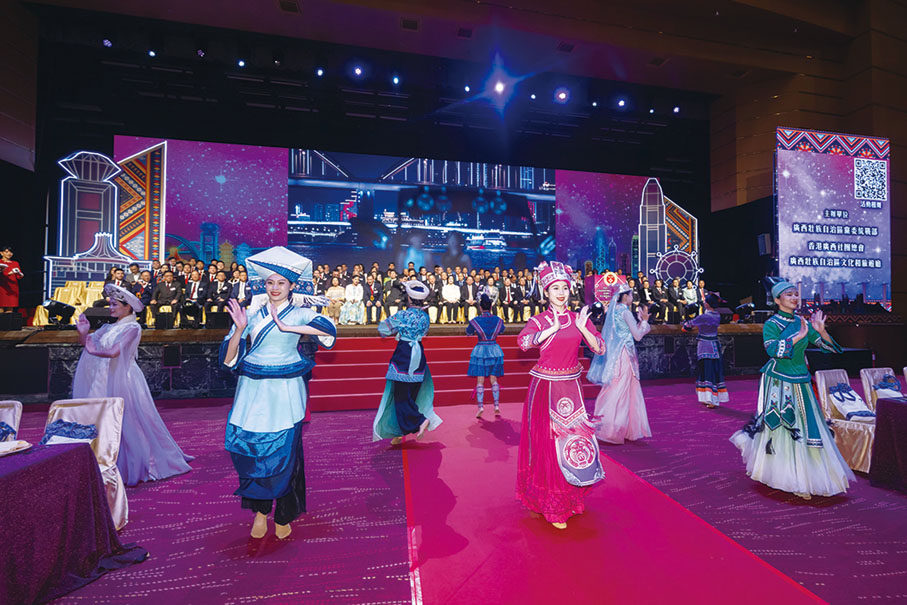 ●廣西戲劇院表演少數民族歌舞。