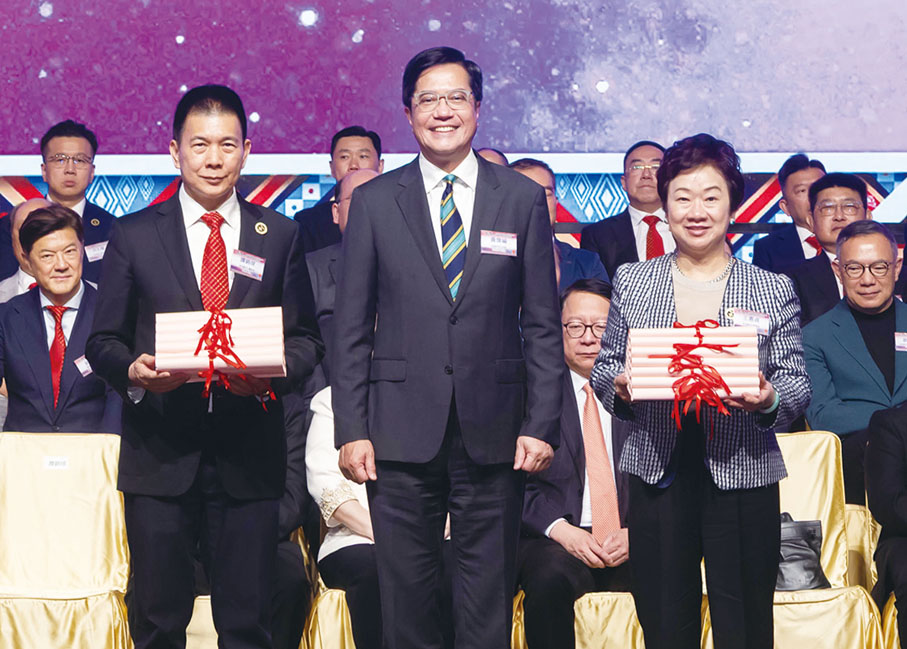 ●黃偉綸（中）為總會頒發榮譽架構委任狀，由譚錦球（左）及王惠貞（右）代表接受。