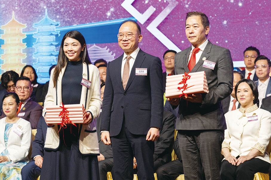 ●曾國衞（中）為總會頒發常務理事會委任狀，由范榮彰（右）及何芷韻（左）代表接受。