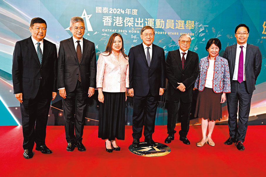 ●政務司副司長卓永興（中）與文體旅局局長羅淑佩（左三）擔任主禮嘉賓。 香港文匯報記者葉詩敏  攝