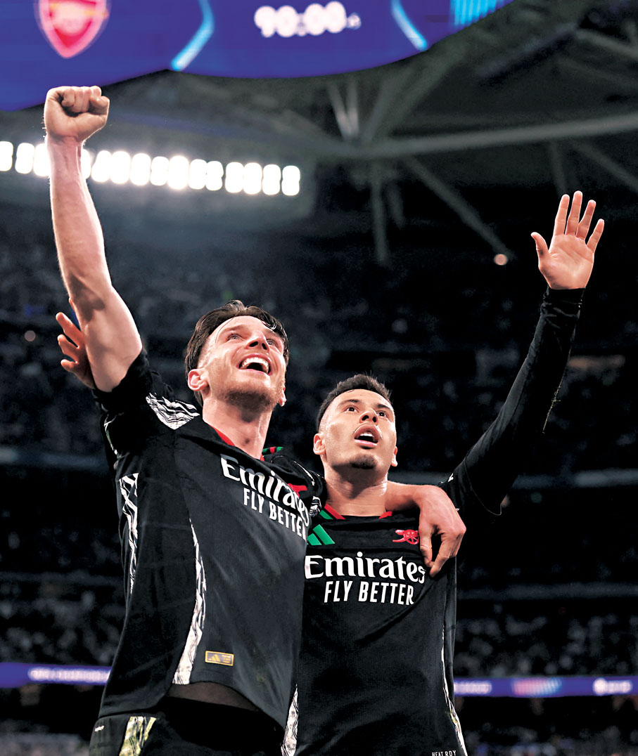 ●阿仙奴晉級4強，迪格蘭賴斯（左）和馬天尼利慶祝勝利。  路透社