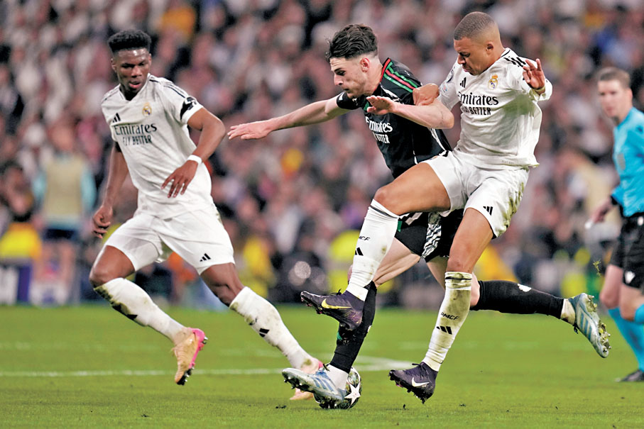 ●賴斯（中）密密在中場掃蕩，令到麥巴比（右）要製造機會也不易。  美聯社