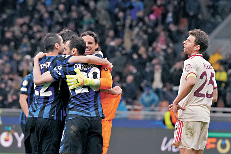 ●眼看國米出線，拜仁老兵湯馬士梅拿（右）徒嘆無奈。  美聯社