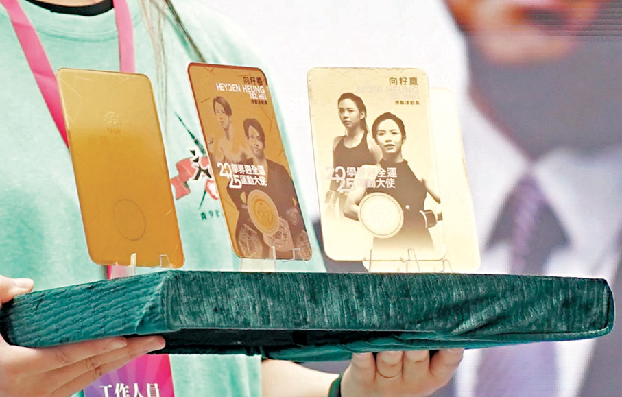 ●金卡上會印上得獎運動員的相片、項目和得獎年份等資訊。  香港文匯報記者張發兒  攝