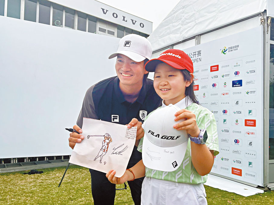 ●小朋友在杭州亞運會見證了許龍一奪冠，這次特意在媽媽的陪同下從杭州來到上海看許龍一打球。  香港文匯報記者夏微  攝