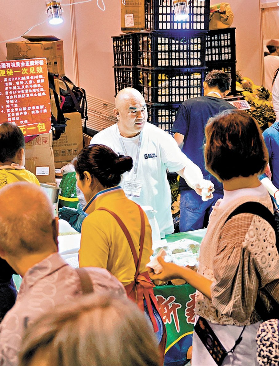 ●「廣州市紫福靚貿易」公司代表羅先生。香港文匯報記者黃子晉 攝