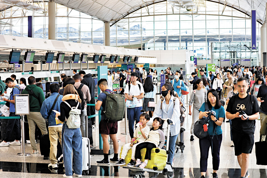 ●復活節首日,香港國際機場離港層人流如織,不少港人一家大小出遊。 香港文匯報記者北山彥 攝