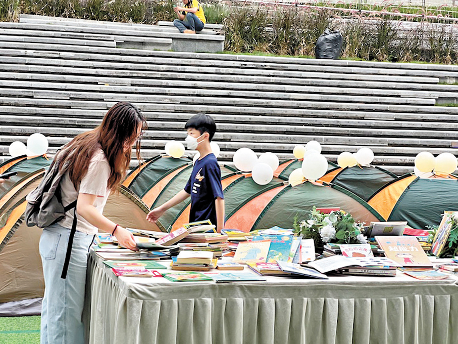 ●領展中心城「帳篷閱讀馬拉松」吸引港人駐足閱讀 。 香港文匯報記者李薇 攝