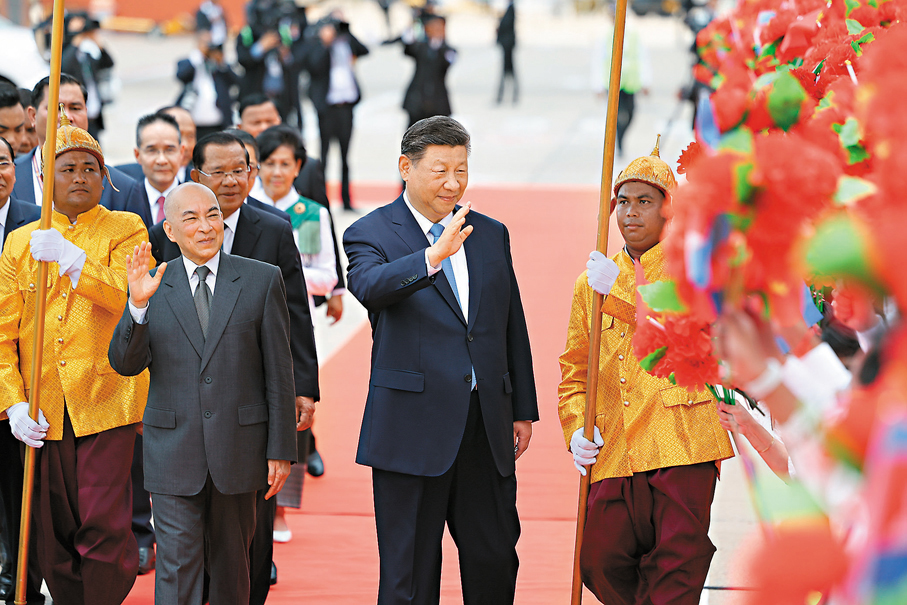 ●當地時間4月17日上午,國家主席習近平乘專機抵達金邊,應柬埔寨國王西哈莫尼邀請,對柬埔寨進行國事訪問。西哈莫尼在機場為習近平舉行隆重歡迎儀式。這是習近平向歡迎人群揮手致意。 新華社