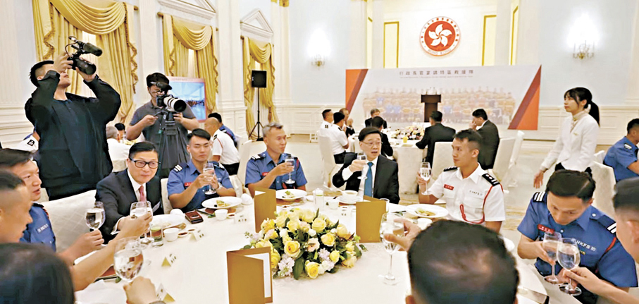 ●李家超在禮賓府宴請救援隊。 李家超Fb影片截圖