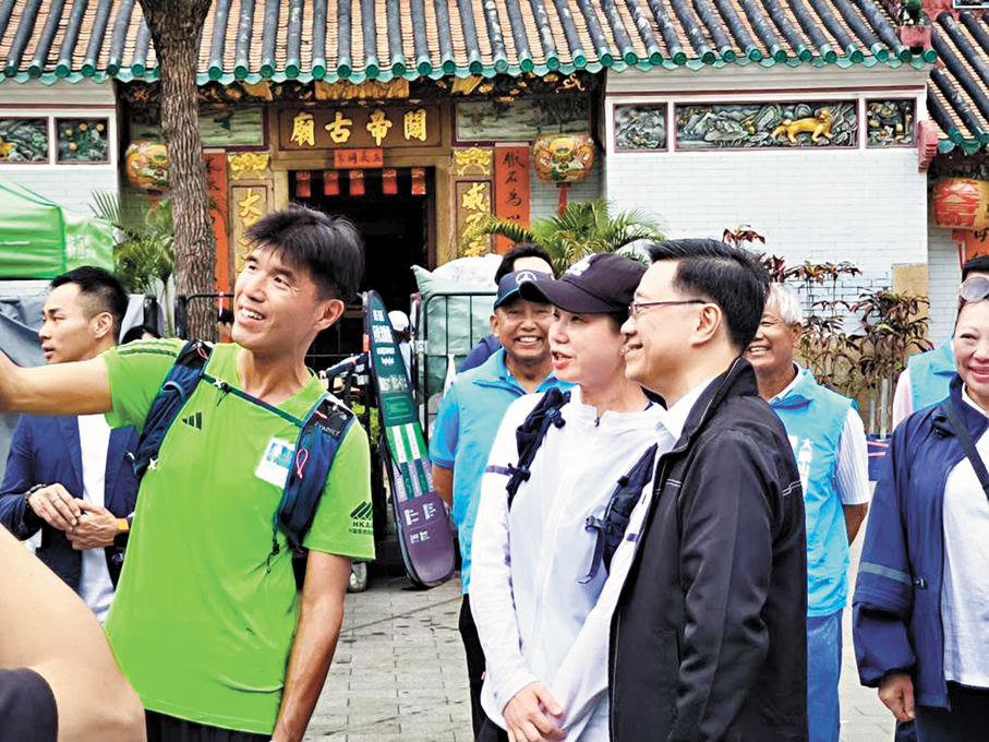 ●李家超與市民合照。 Fb圖片