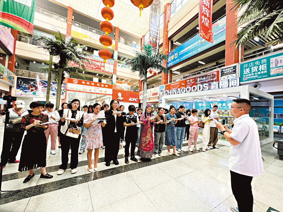 ●跟着老師認真學習的義烏外貿商戶們,其中以「老闆娘」居多。