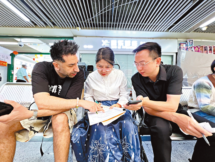 ●芬蘭人Alex一有空便會到外語晨練角為商戶朋友們「開小灶」。