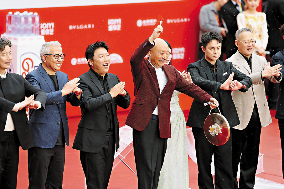 ●陳佩斯敲鑼為新作《戲台》造勢。 中新社