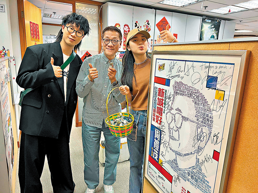 ●姚焯菲與林智樂（左）為周禮茂送上復活節朱古力。  主辦方供圖