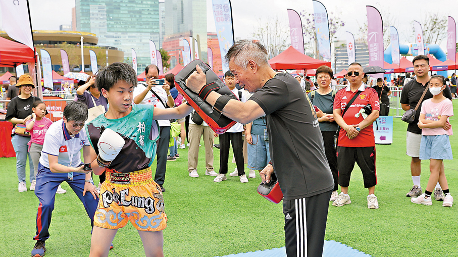 ●男子體驗拳擊運動。香港文匯報記者曾興偉  攝