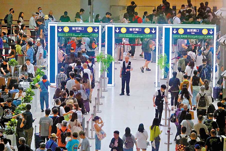 ●高鐵西九龍站昨日人頭湧湧。 香港文匯報記者涂穴 攝