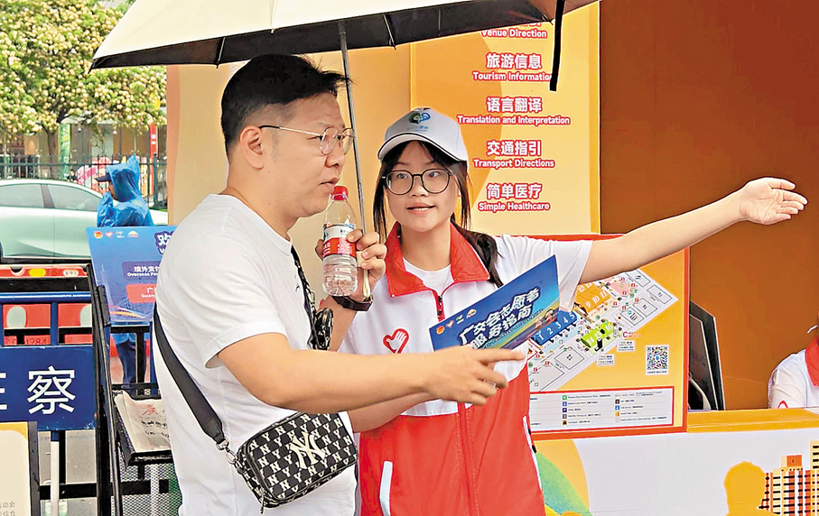 ●港生李紫甄在為客商指路。香港文匯報記者帥誠  攝