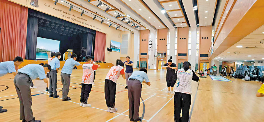 ●卓文傑帶領一班特殊兒童學習武術。 受訪者供圖