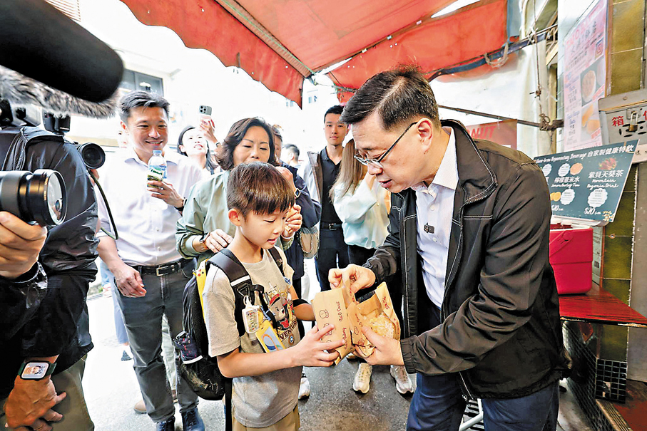●李家超與旅客一起品嘗大澳地道小吃。李家超Fb相片