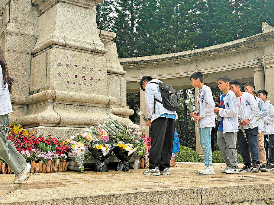 ●交流團到十九路軍淞滬抗日陣亡將士陵園進行獻花默哀儀式。