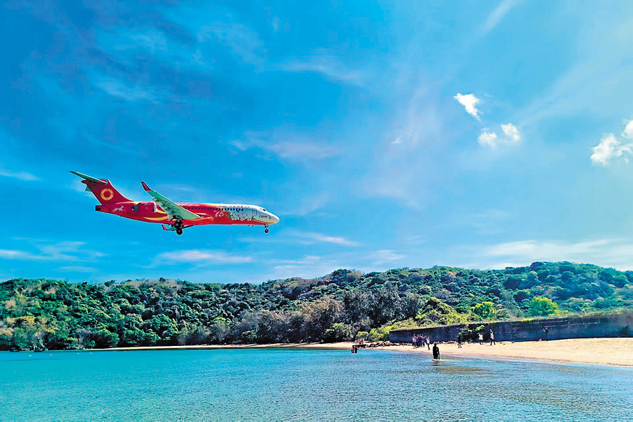 ●4月19日，兩架國產客機C909正式開通「河內⇆昆島⇆胡志明市」航線。 香港文匯報上海傳真