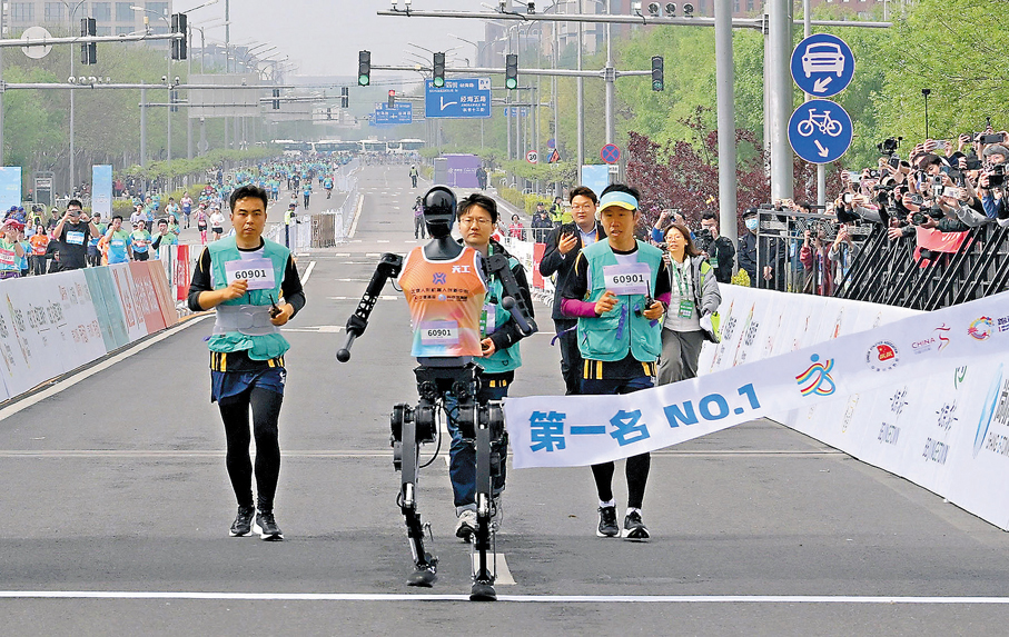 ●4月19日，天工隊選手「天工Ultra」在比賽中衝過終點。 新華社