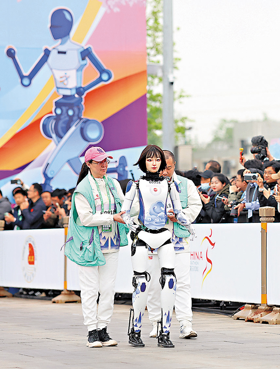 ●4月19日，鋼寶隊選手幻幻機器人在比賽中。 新華社