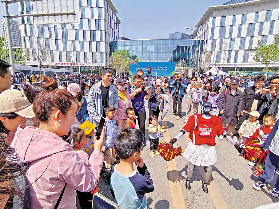 ●機器人馬拉松現場吸引很多民眾。 香港文匯報記者馬曉芳  攝