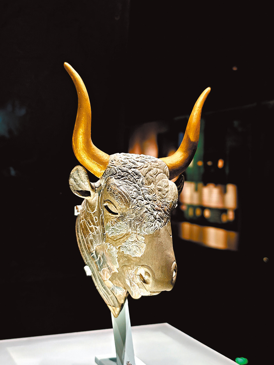 ●公牛頭形綠泥石來通杯，公元前1500年至公元前1450年。     江鑫嫻 攝