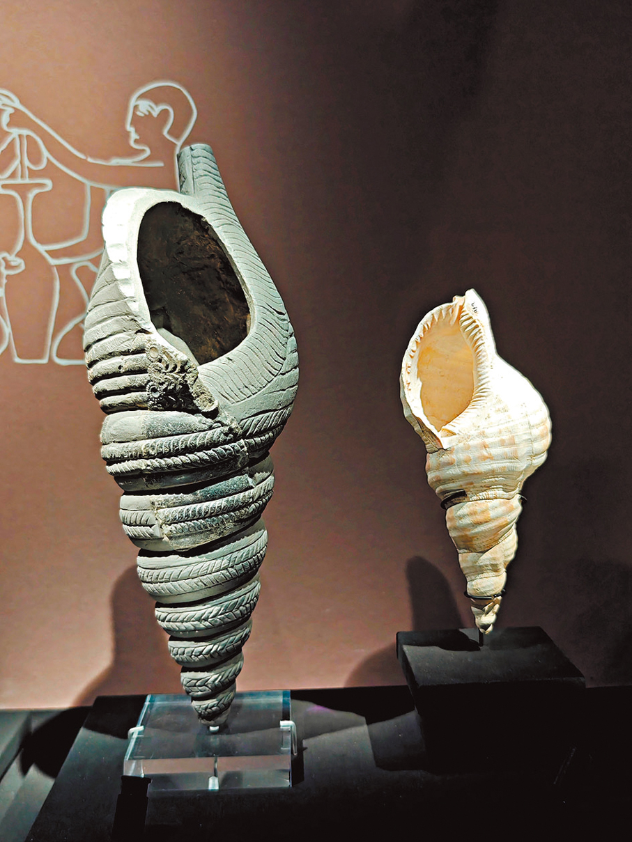 ●「特里同」海螺形蛇紋石來通杯（左）和天然「特里同」海螺殼，公元前1600年至公元前1450年。