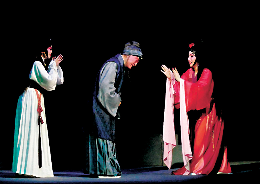 ●謝曉瑩飾霍小玉鬼魂回到昔日，看到母親鄭氏（廖國森飾）與情同姐妹的浣紗（梁芷萁飾）因她的死而傷心欲絕。